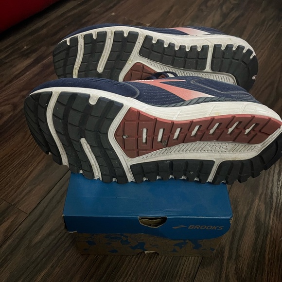 Brooks Navy and Orange Running Shoes wide 2e - Picture 4 of 5